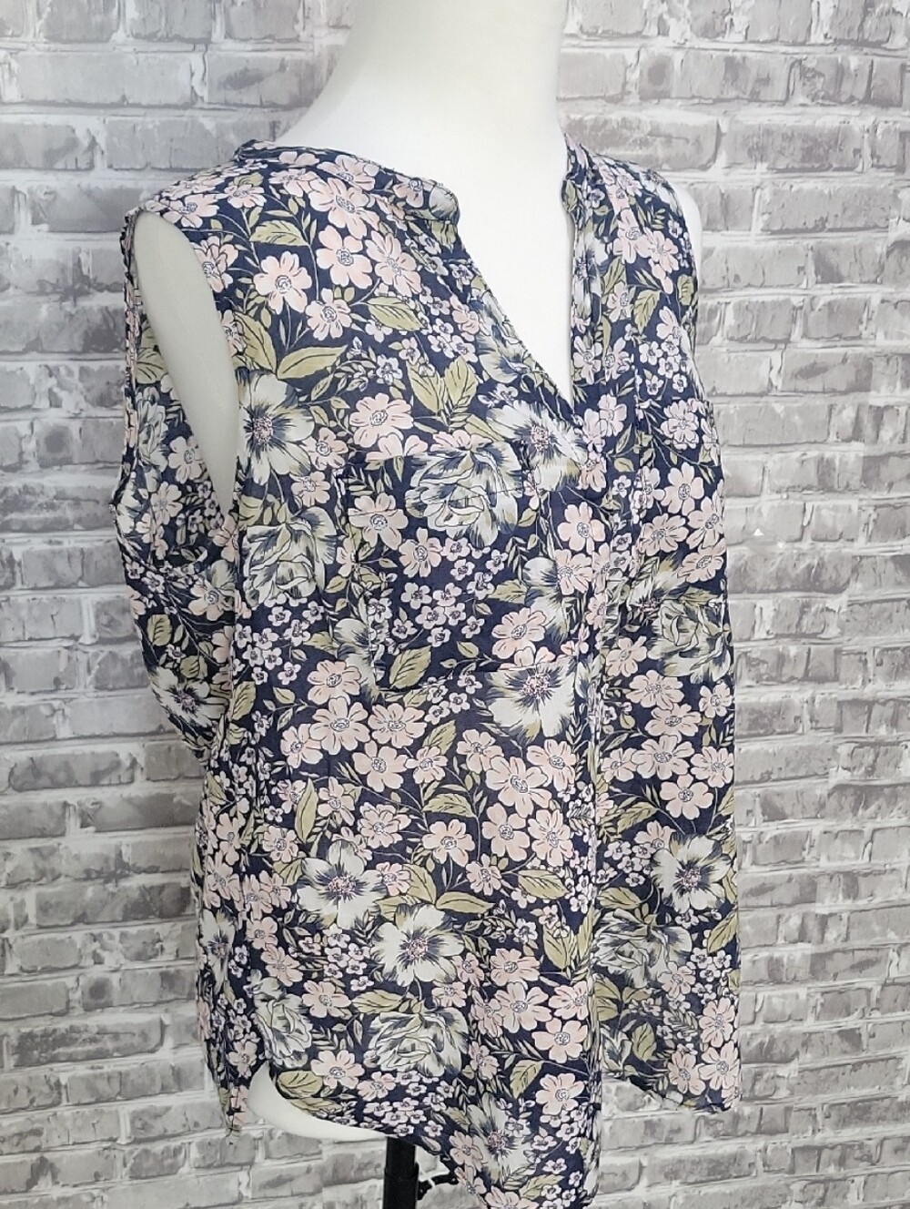 GAP Navy Floral V-Neck Sleeveless Blouse Size S, Cottagecore, Coquette